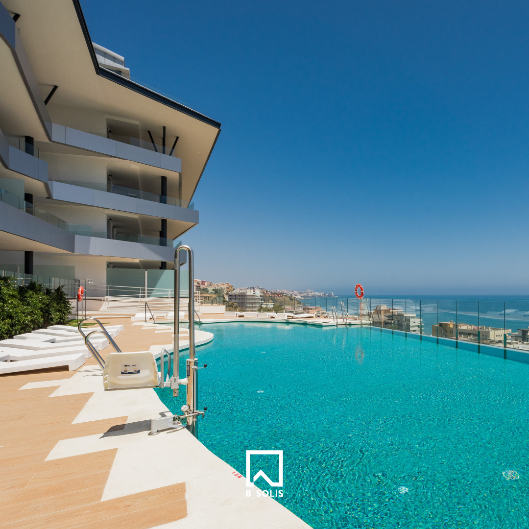 Infinity outdoor pool of the Seaviews Reserve new apartments in Fuengirola